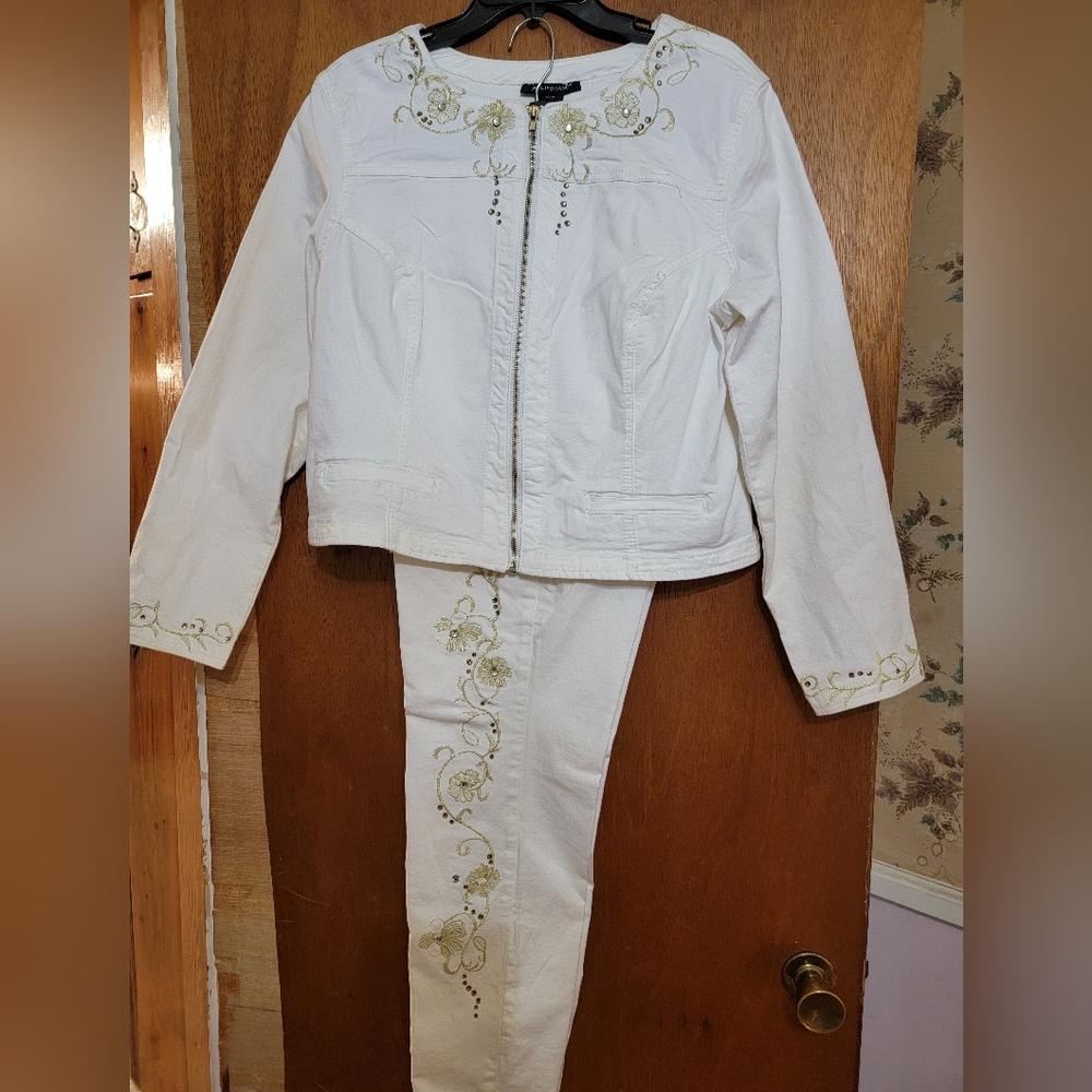 Women's - 2 piece denim embroidered  pant suit